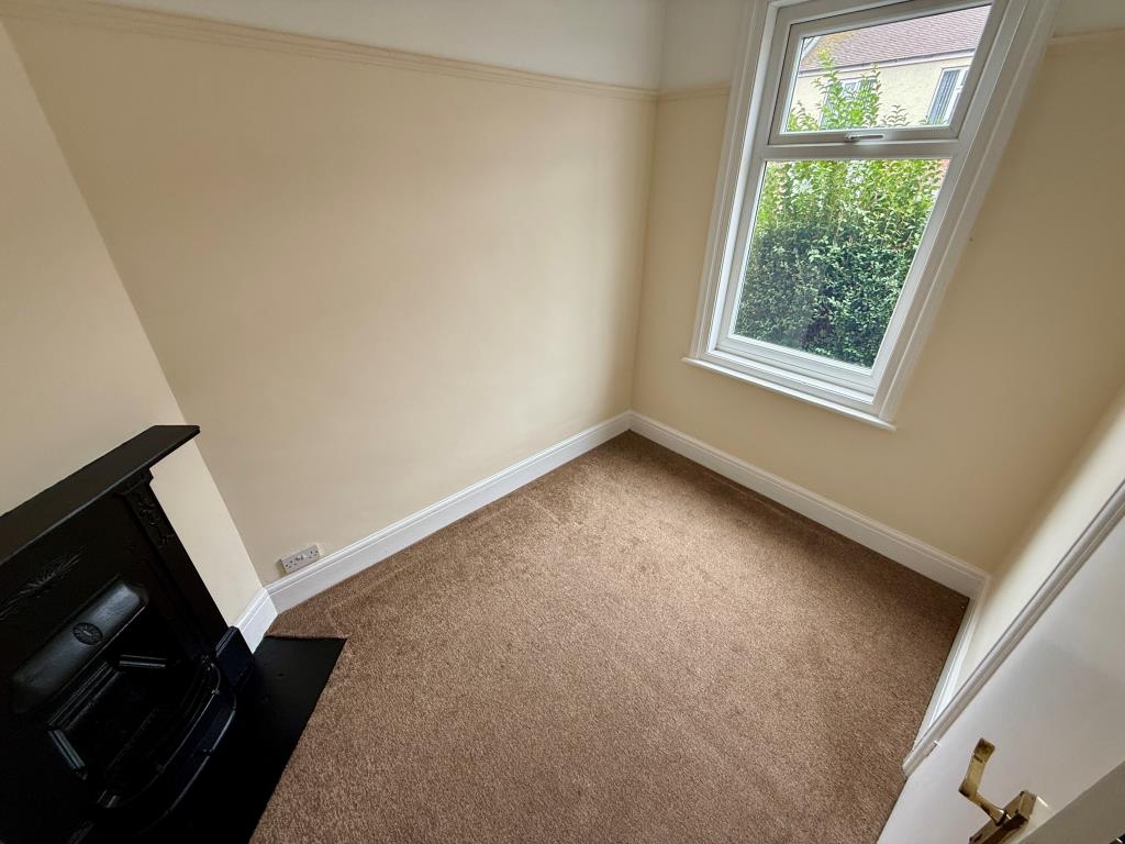 Lot: 53 - FREEHOLD PROPERTY ARRANGED AS TWO FLATS - First floor flat lobby area